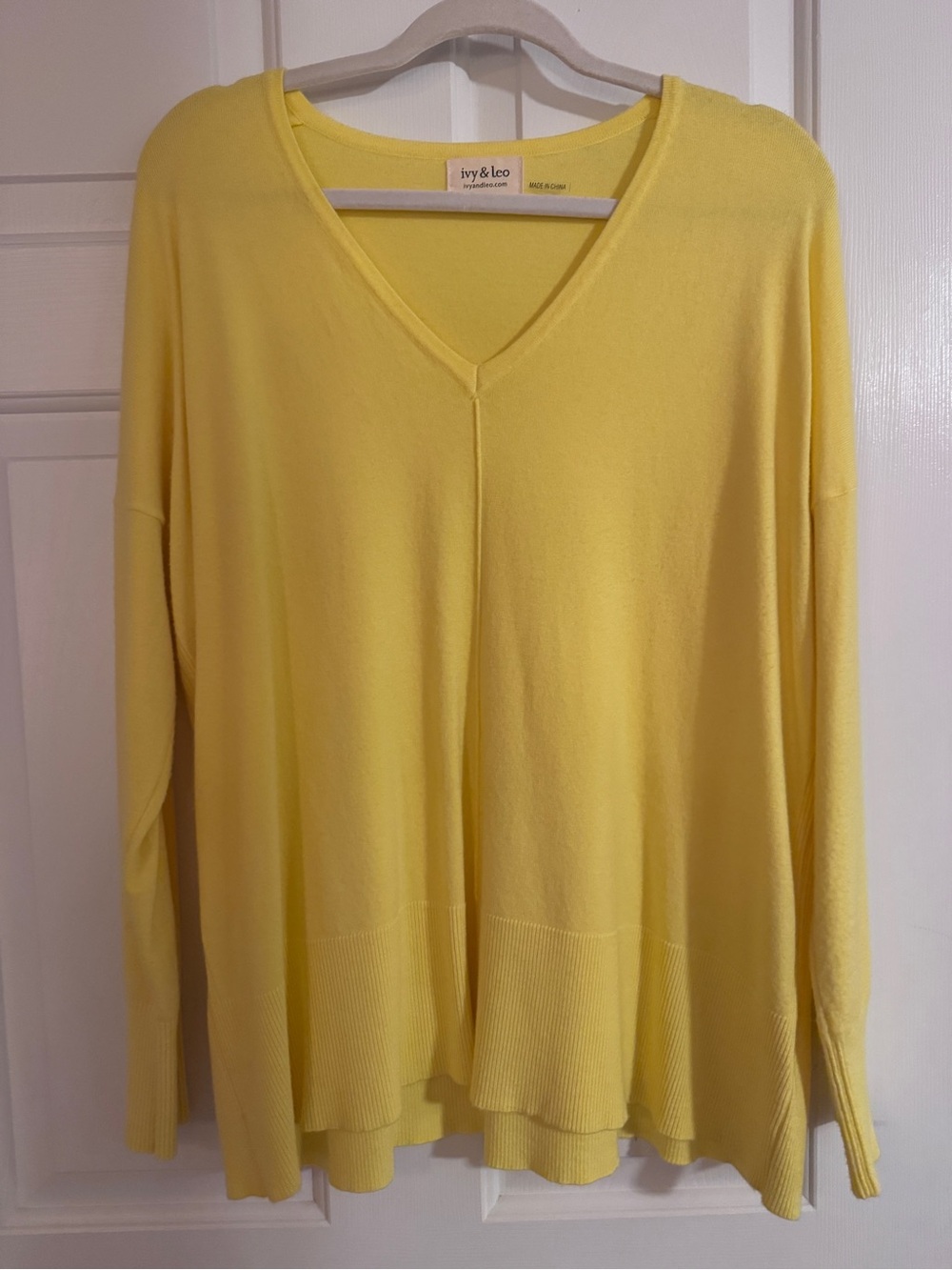 Lemon V-Neck Lightweight Sweater M/L